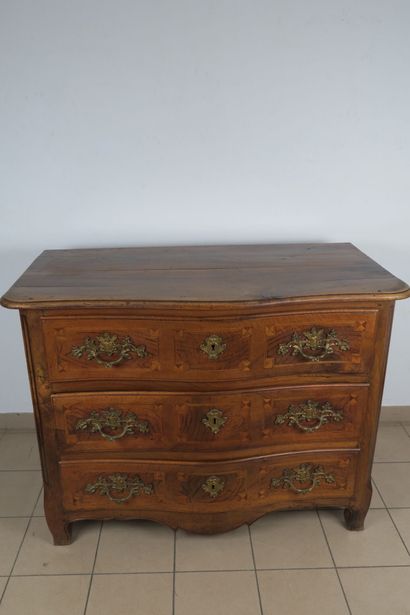 Commode en noyer à façade légèrement mouvementée...