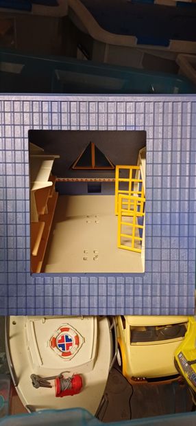 Important lot de Playmobil comprenant : Maison...