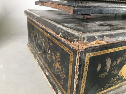 Coffret en bois noirci et laqué à décor de...