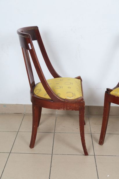 Paire de chaises gondole à tête de dauphin...