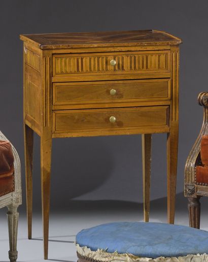 Table de salon en noyer et placage de prunier...
