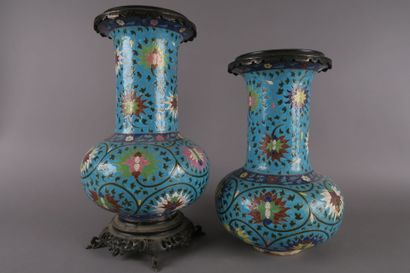 Paire de vases en porcelaine à décor polychrome...