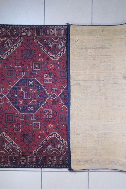 Tapis galerie en laine à décor de médaillons...
