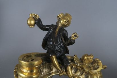 Une paire de chenets en bronze doré à décor...