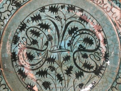IRAN - XIXe siècle
Plat et vase en céramique...