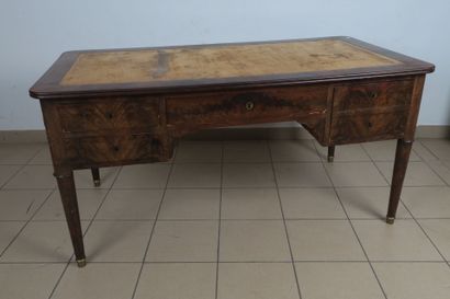 Bureau plat en noyer et placage de noyer,...