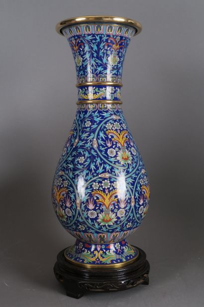 CHINE - XXe siècle
Vase en cloisonné à fond...