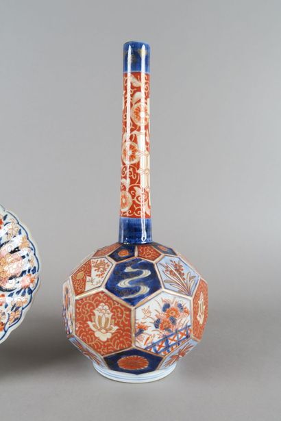 Vase et coupe en porcelaine à décor Imari...