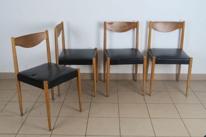 Quatre chaises en bois naturel à dossier...