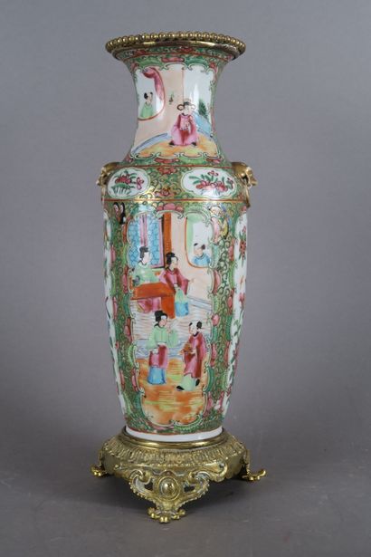 CANTON - XIXe siècle
Vase en porcelaine polychrome...