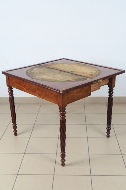 Table à jeu à en noyer et placage de noyer,...