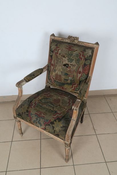 Fauteuil en noyer mouluré et sculpté, anciennement...