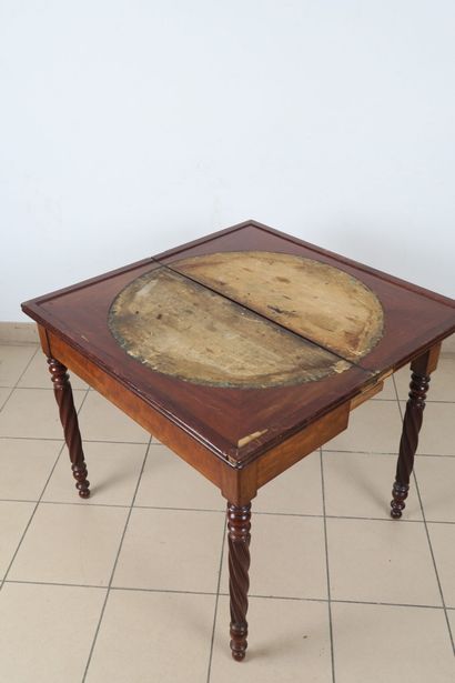 Table à jeu à en noyer et placage de noyer,...