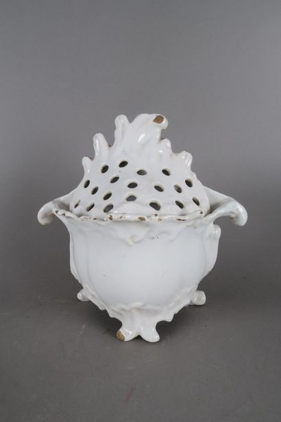 Bouquetière d'applique en faïence blanche,...