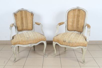 Deux fauteuils cabriolets en bois mouluré,...