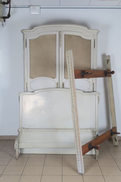 Mobilier de chambre à coucher en bois laqué...
