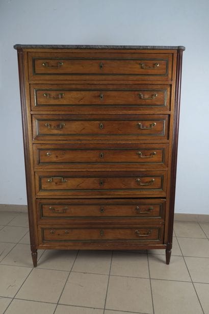 Grand chiffonnier simulant un semainier en...