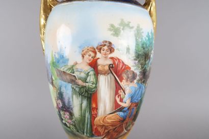 Amphore en porcelaine à décor polychrome...