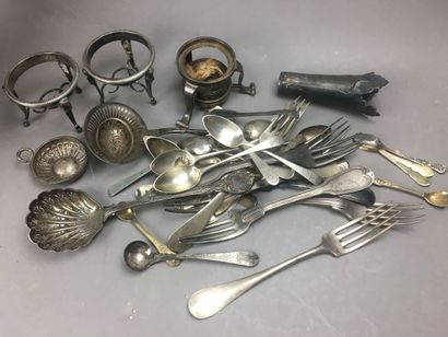 Fort lot en argent comprenant des cuillères...