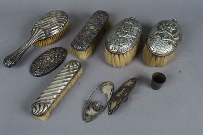 Lot de brosses, monture en argent de différents...