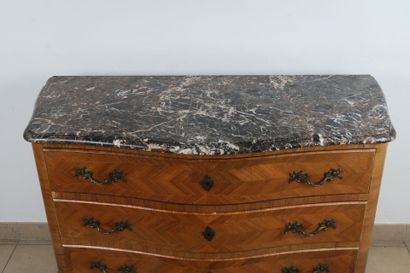 Commode légèrement galbée en placage de bois...