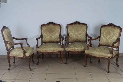 Suite de quatre larges fauteuils en noyer...