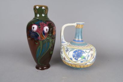 ARNHEM
Un vase de forme balustre en terre...