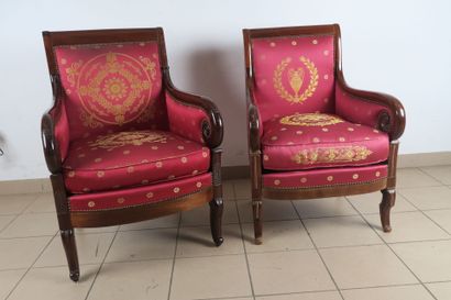 Deux bergères de modèles proches, en acajou...