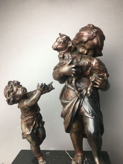 Une pendule en régule surmontée d'une plaque...