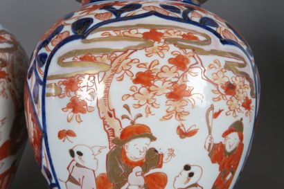 CHINE - XXe siècle
Paire de vases en porcelaine...