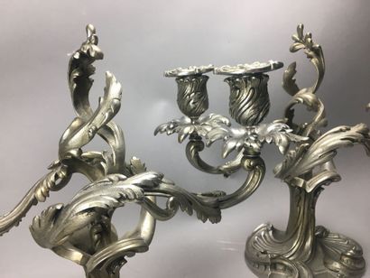 Paire de chandeliers bouts-de-table en bronze...