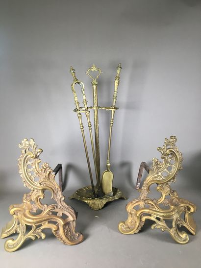 Paire de chenets et nécessaire de cheminée...
