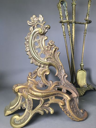 Paire de chenets et nécessaire de cheminée...
