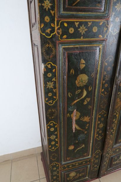 Petite armoire en bois laqué et stuqué à...