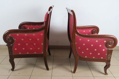 Deux bergères de modèles proches, en acajou...