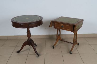 Petit guéridon tripode ouvrant par trois...