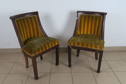 Paire de chaises gondoles en acajou et placage...