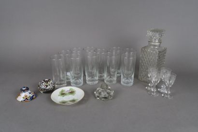 Lot de verrerie comprenant : onze verres...