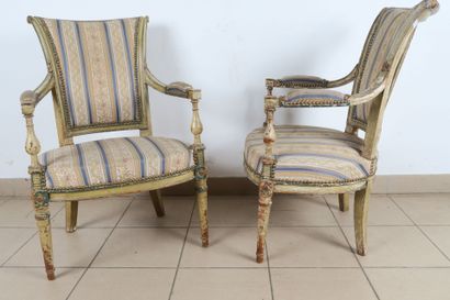 Paire de fauteuils en bois fruitier, moulurés,...