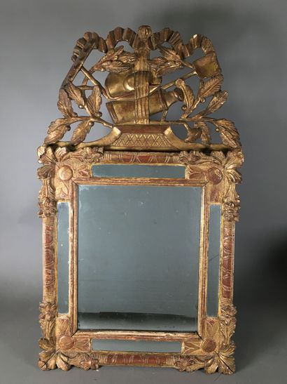 Miroir à parecloses à encadrement en bois...