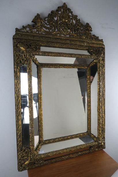 Grand miroir à parecloses à décor floral...