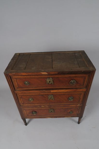 Petite commode formant écritoire en placage...