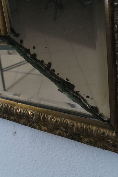 Miroir à parecloses en bois sculpté à baguettes...