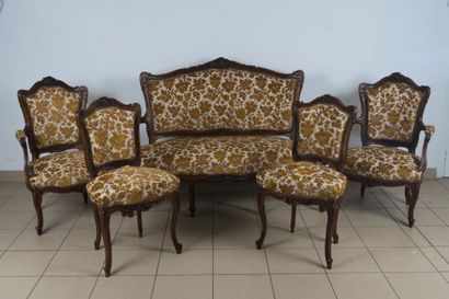Mobilier de salon en noyer mouluré et sculpté...