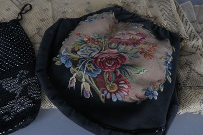 Deux pochettes perlées, un petit sac à main...