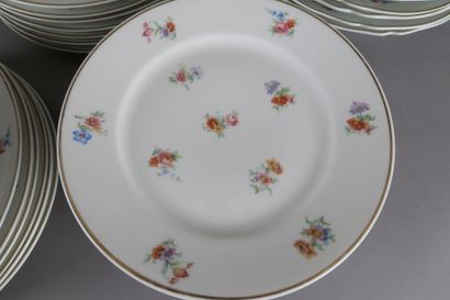 LIMOGES 
Service de porcelaine à décor polychrome...