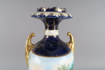 Amphore en porcelaine à décor polychrome...