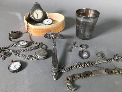 Lot de bijoux en argent et une timbale
Poinçon...