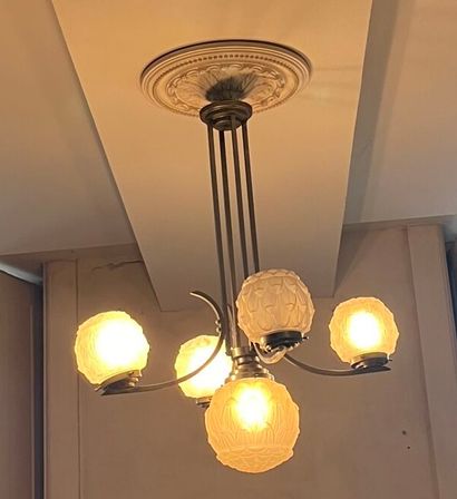 Lustre à cinq lumières, la monture en métal...