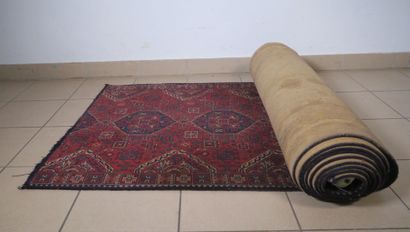 Tapis galerie en laine à décor de médaillons...